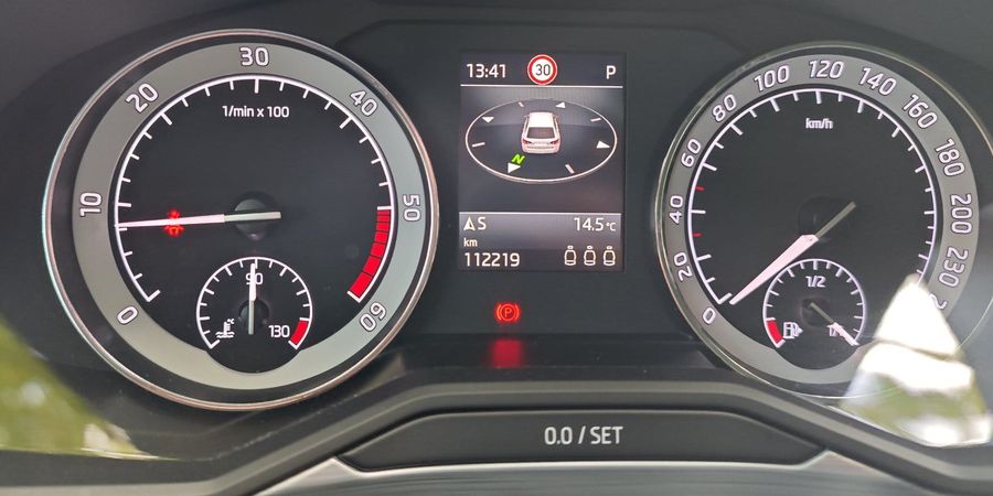 Kombiinstrument mit Kilometerstand und Tankanzeige